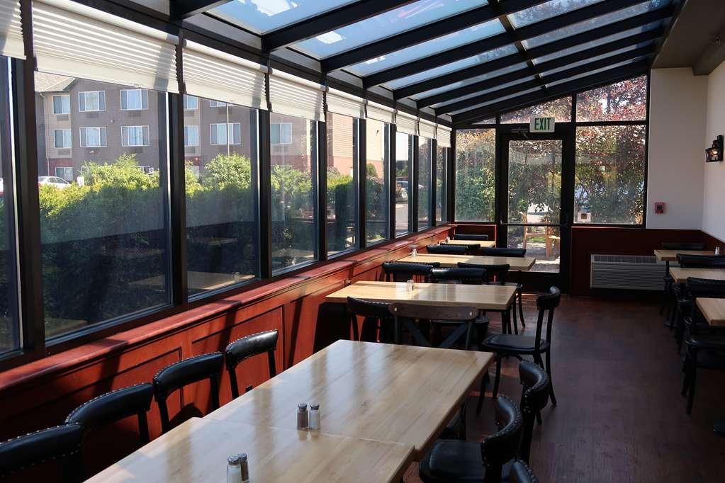Oxford Suites Гермістон Ресторан фото